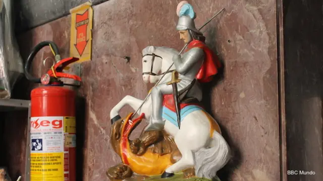 Estatuilla de San Jorge junto a un extintor de fuego en Río.