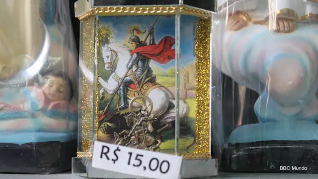 Cajita con la imagen de San Jorge en venta en Río de Janeiro.