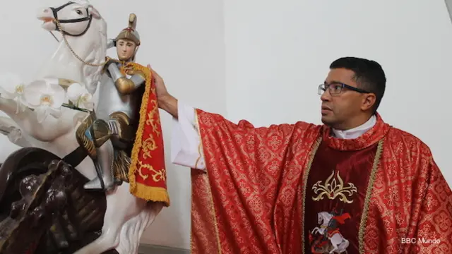 El cura brasileño Wagner Toledo frente a una estatua de San Jorge.