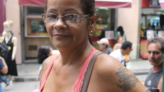 Brasileña con la imagen de San Jorge tatuada en el hombro.