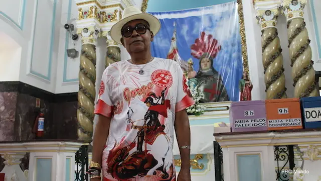 Un devoto a San Jorge dentro de una iglesia con la imagen del santo en Río de Janeiro.