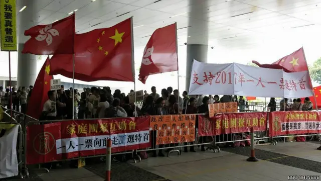 立法會外（BBC中文網照片）