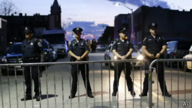 Seis agentes han sido suspendidos de empleo, pero no de sueldo, mientras dura la investigación.