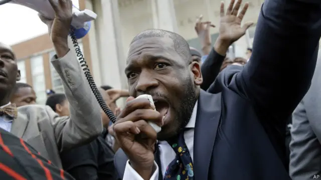 Cientos de manifestantes marcharon por Baltimore el martes para expresar su indignación por la tragedia.