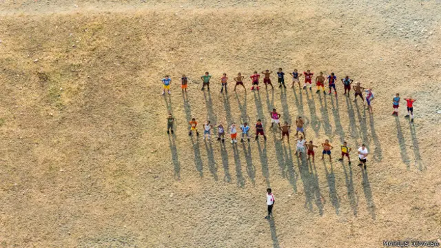 En esta imagen, tomada en el este de la isla, unos niños juegan al béisbol, el deporte nacional.