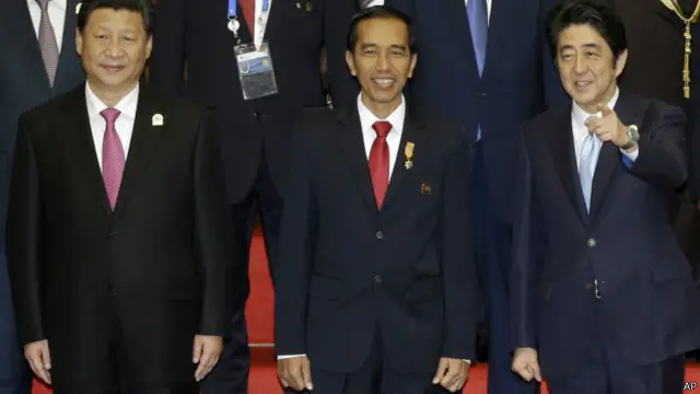 Presiden Cina Xi Jinping dan PM Jepang Shinzo Abe mengapit Presiden Joko Widodo