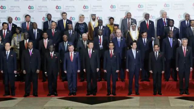 出席雅加达亚非峰会各国领袖的大合照（22/04/2015）