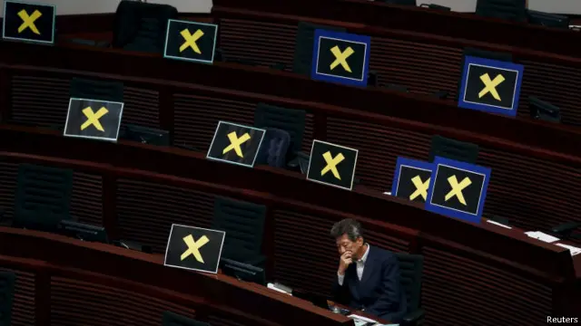 香港立法会议员汤家骅昨日宣布辞职