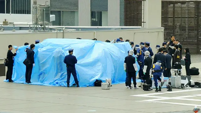 據警視廳及調查相關人員稱，無人機直徑約50厘米，帶有疑似小型攝像頭、發煙筒及塑料瓶的裝置。螺旋槳有4片，上有核輻射標誌。 