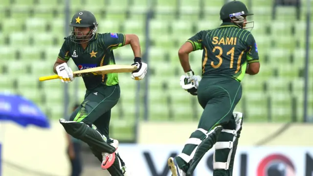 پاکستان کے اوپنرز نے گذشتہ دو میچوں کے مقابلے میں اننگز کا عمدہ آغاز کیا۔ پاکستانی ٹیم کے کپتان اظہر علی اور سمیع اسلم نے مل کر 91 رنز کی پارٹنر شپ بنائی۔