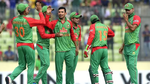 بنگلہ دیشی بولر ناصر حسین نے سمیع اسلم کو آؤٹ کیا۔