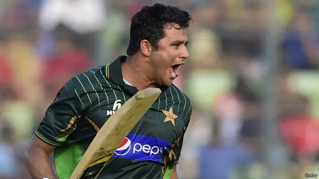 اظہر علی نے دس چوکوں کی مدد سے 101 رنز بنائے 