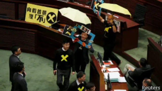 ပြင်ဆင် အဆိုပြုချက်ကို ကြေညာစဉ် ဥပဒေ အရာရှိ အချို့က ကန့်ကွက် ဆန္ဒပြခဲ့ကြ။