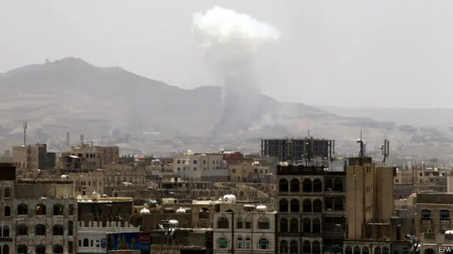 Панорама города и облако от взрыва