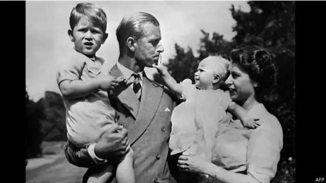 Королева Елизавета Вторая с супругом Филипом, герцогом Эдинбургским с детьми принцем Чарльзом и принцессой Анной