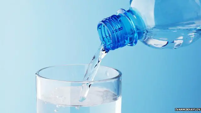 Навіть проста вода може викликати у жінок з важкою формою гіпермезису сильну нудоту