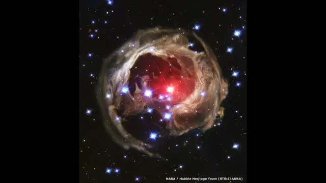 V838 Monocerotis adındaki yıldızı çevreleyen ışık halkası