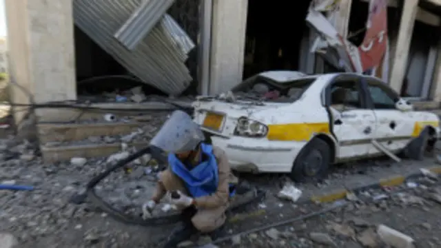 yemeny_deminer_at_the_scene_of_airstrik