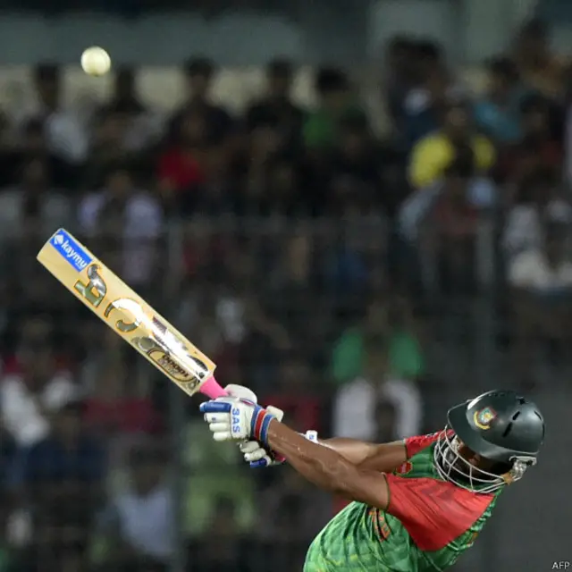 تمیم اقبال 64 رنز بنا کر جنید خان کی گیند پر ایل بی ڈبلیو ہوئے۔ تمیم اقبال نے ایک اچھا سکور کیا لیکن وہ اس سیریز میں مسلسل تیسرے سنچری نہیں بنا سکے۔