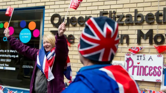 Фанати королівської родини чергують біля лікарні Сент-Мері
