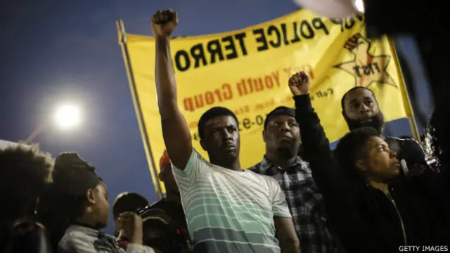 Kalangan masyarakat yang tidak menerima kematian Gray kemudian melancarkan protes di luar Balai Kota Baltimore pada Sabtu (25/04).