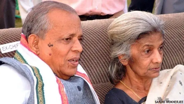 पूर्व मुख्यमंत्री नंदिनी सत्पथी के साथ जानकी बल्लभ पटनायक.