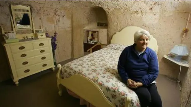 कोबर पेडी स्थित अपने घर में रॉबर्ट्स