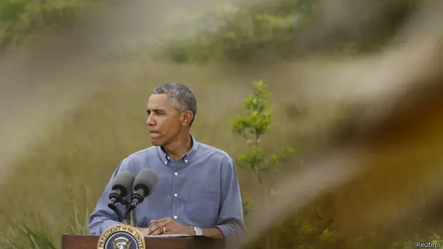 Obama saluda al director del parque Everglades, Pedro Ramos, a su llegada a Miami