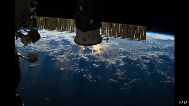 Um dos tripulantes da Expedição 36 a bordo da Estação Espacial Internacional usou uma lente de 50mm para registrar a imagem de uma grande formação de nuvens de tempestade sobre o Oceano Atlântico, perto do Brasil e do Equador. O registro foi feito em julho de 2013. (Crédito: NASA)