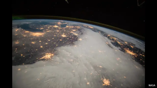 Da Estação Espacial Internacional, o engenheiro Barry Wilmore fez uma foto dos Grandes Lagos e da região central dos Estados Unidos em dezembro do ano passado. (Crédito: NASA)