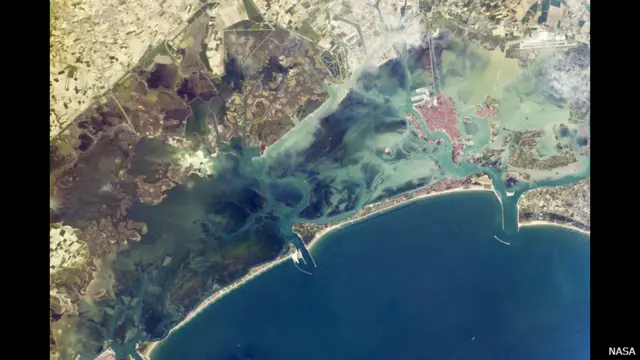 Uma estreita barreira de ilhas protege a Lagoa de Veneza de grandes ondas no norte do Mar Adriático (Crédito: NASA)