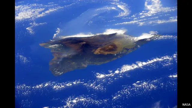 Samantha Cristoforetti, astronauta da Agência Espacial Europeia, tirou uma foto do Havaí e postou a imagem nas redes sociais no fim de fevereiro deste ano. (Crédito: NASA)