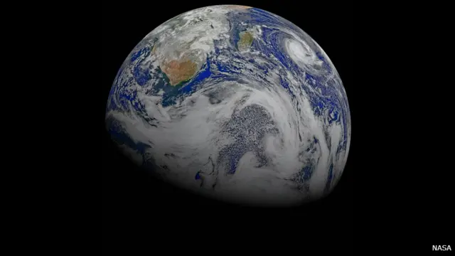 A Nasa comemorou o Dia da Terra ─ celebrado nesta quarta-feira ─ com uma série de fotos do planeta visto do espaço. Na imagem acima, que retrata o Sul da África, o ciclone tropical Joalane pode ser observado sobre o Oceano Índico. (Crédito: NASA)