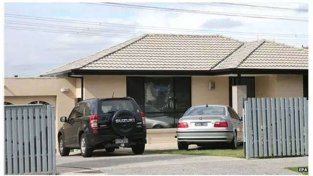 Sekitar 200 polisi dikerahkan, termasuk dalam penggrebrekan rumah ini