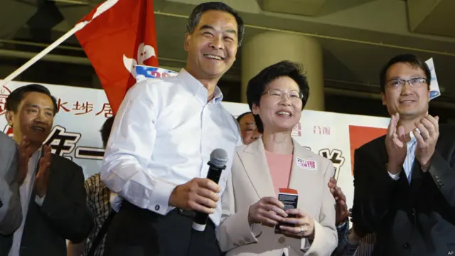 梁振英（左）与林郑月娥在九龙美孚宣传香港政改方案（22/4/2015）