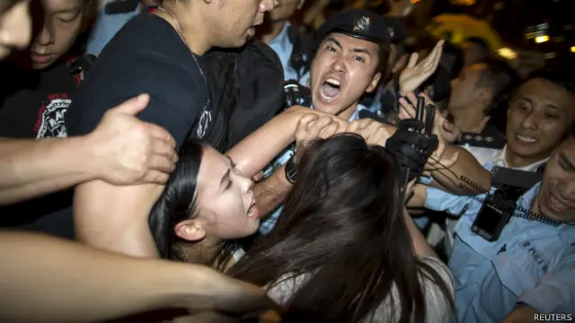 自盧偉聰被任命以來，香港媒體不斷重覆的觀點是，他需要改善警員與普通社區百姓間的關係。許多報紙都強調他的前任對去年要求政改抗議者的處理方式影響了公共輿論。