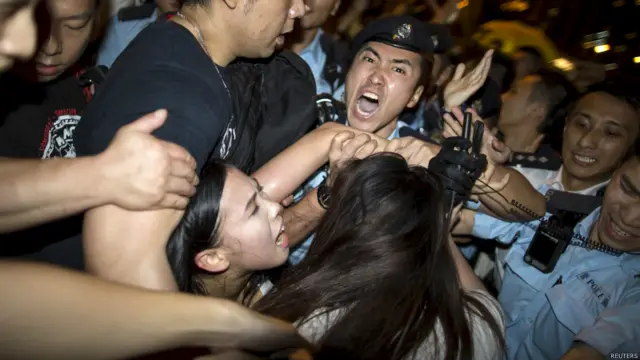 香港警员在九龙美孚拦截试图靠近梁振英的示威者（22/4/2015）