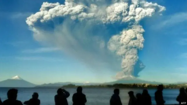 گذشتہ کچھ مہینوں کے دوران چلی کے جنوبی علاقوں میں یہ دوسرا آتش فشاں ہے جس سے دھوئیں کے بادل ظاہر ہوئے ہیں