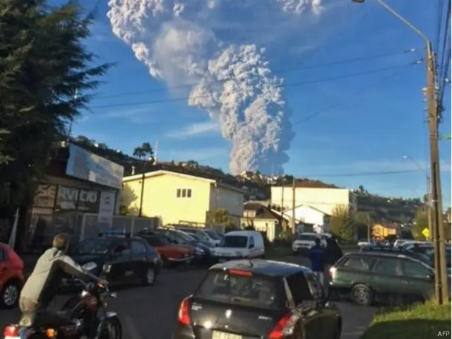 آتش فشاں کے قریبی علاقوں میں ریڈ الرٹ جاری کر دیا گیا ہے اور حکام کے مطابق تقریبا ڈھائی ہزار افراد کو محفوظ مقامات منتقل کیا گیا