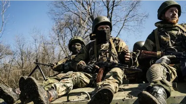 یوکرین میں دونیستک اور لوہانسک کے خطوں میں ایک برس سے سرکاری فوج اور مسلح باغیوں کی لڑائی جاری ہے