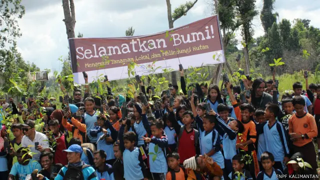 Memperingati Hari Bumi, FNPF bersama 260 anak-anak dari tiga sekolah dasar melakukan penanaman pohon di wilayah Jerumbun, zona penyangga TN Tanjung Puting. yang juga merupakan area perkebunan sawit.