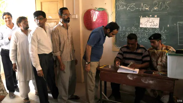 पाकिस्तान में आम चुनाव के दौरान वोट देते लोग
