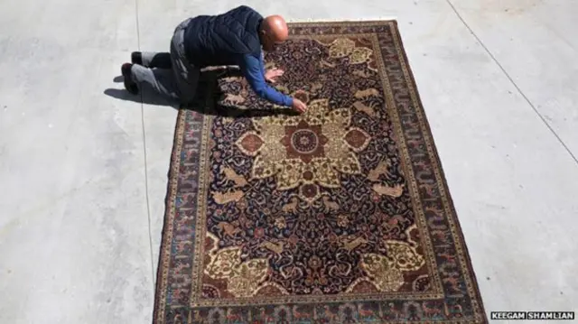 هراتچ کوزیبیوکیان و فرش خانواده کونزلر که توسط یتیم‌های ارمنی بافته شده