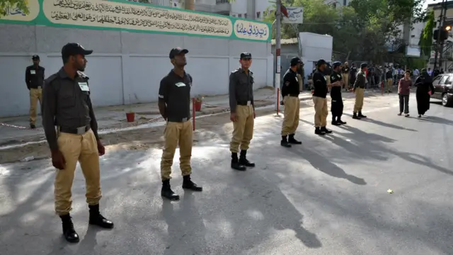 پاکستان کے شہر کراچی میں قومی اسمبلی کے حلقہ این اے 246 میں ضمنی انتخابات کے تحت پولنگ جاری ہے۔ اس موقعے پر کراچی میں سکیورٹی کے سخت انتظامات کیے گئے ہیں۔