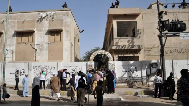 حلقے کے کئی سکولوں میں پولنگ سٹیشن قائم کیے گئے ہیں۔