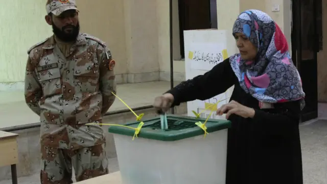 متحدہ قومی موومنٹ کا کہنا ہے کہ اتنی نگرانی سے کم لوگوں کو ووٹ ڈالنے کا موقع ملے گا، اور یہ بات اُن کے ٹرن آؤٹ پر اثرانداز ہو سکتی ہے۔