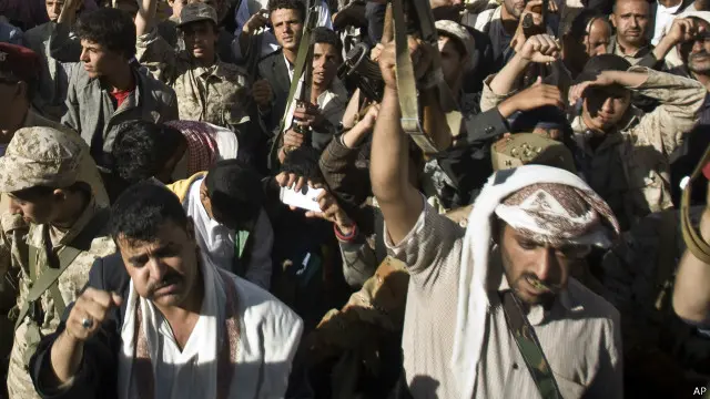 الحوثيون خرجوا في مظاهرة كبيرة منددين بالحملة السعودية على اليمن.