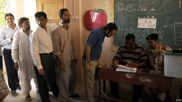 ضمنی انتخاب میں متحدہ قومی موومنٹ کے کنور نوید جمیل، جماعت اسلامی کے راشد نسیم اور تحریک انصاف کے عمران اسماعیل اور پاسبان عثمان معظم سمیت نصف درجن امیدواروں میں مقابلہ ہے