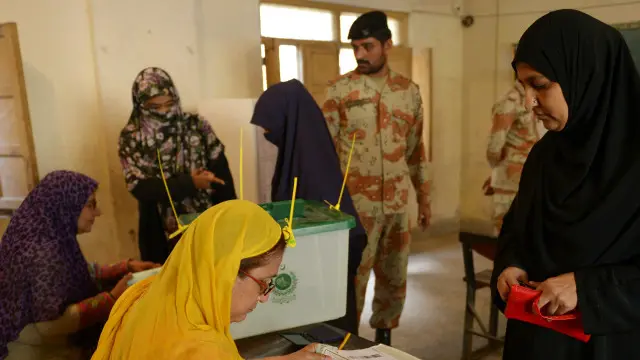 ویسے تو انتخابی عمل الیکشن کمیشن کے مقررہ عملے کی ذمے داری تھی لیکن بعض مقامات پر رینجرز نے اپنے طور پر یہ ذمہ داری سنبھال لی