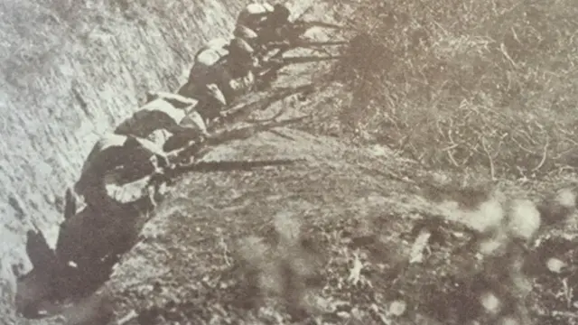 Gelibolu'da siperdeki Osmanlı askerleri. (Kaynak: Başbakanlık Basın Yayın Enformasyon Genel Müdürlüğü tarafından tıpkı basımı yapılan, Osmanlı Devleti'nce yayımlanan Harb Mecmuası, sayı 1, 1915)